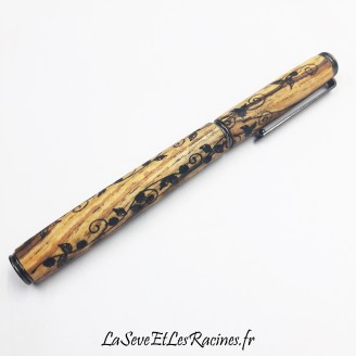 Stylo plume en bois de hêtre gravé avec un motif de lianes, de fleurs et de feuilles, personnalisable