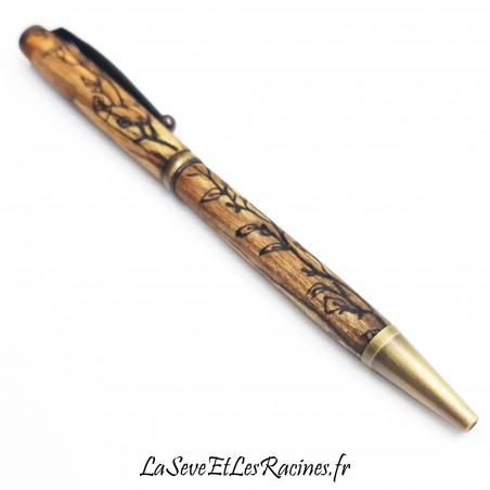 Stylo bille en bois de hêtre gravé avec un motif de branches et de feuilles