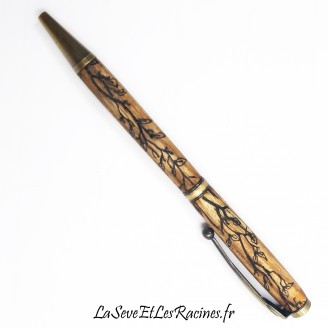 Stylo artisanal à bille rechargeable en bois de hêtre gravé avec un motif de branches et de feuilles