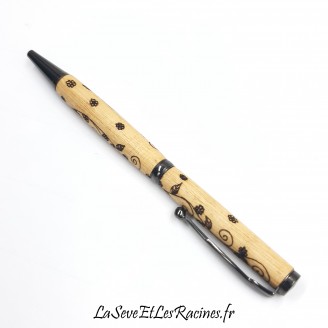 Stylo bille en bois de hêtre gravé avec un motif de lianes, de fleurs et de feuilles