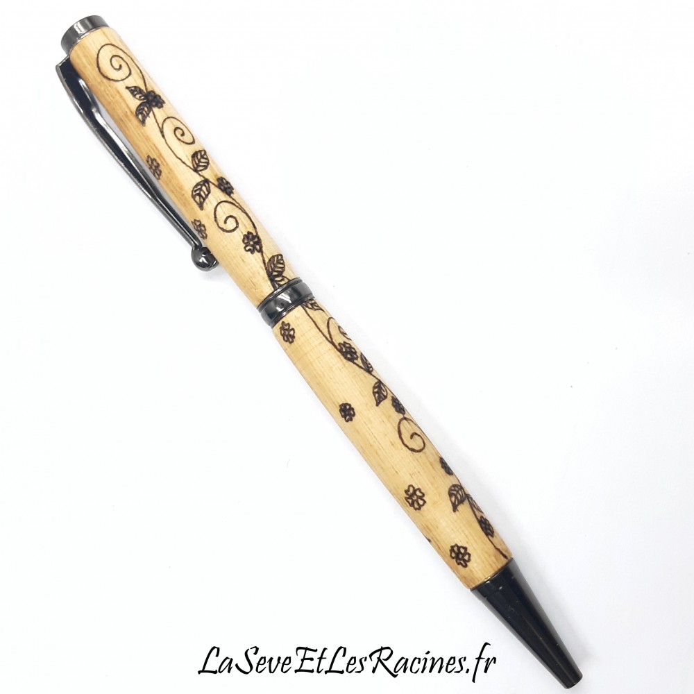 Stylo bille en bois de hêtre gravé avec un motif de lianes, de fleurs et de feuilles