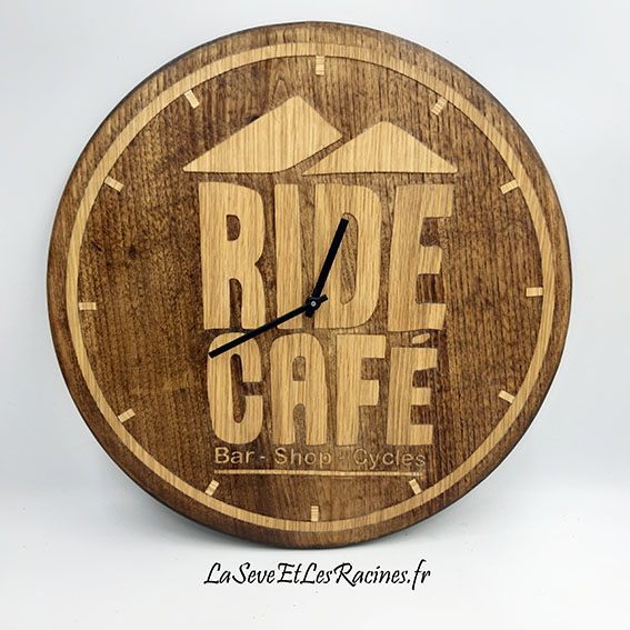 Horloge bois personnalisée logo artisanale Ride Cafe