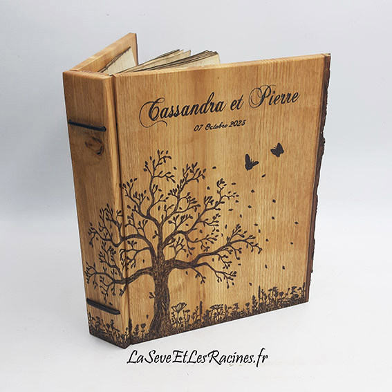 Livre d'or mariage bois cuir personnalisé pyrogravé arbre et champ fleuri