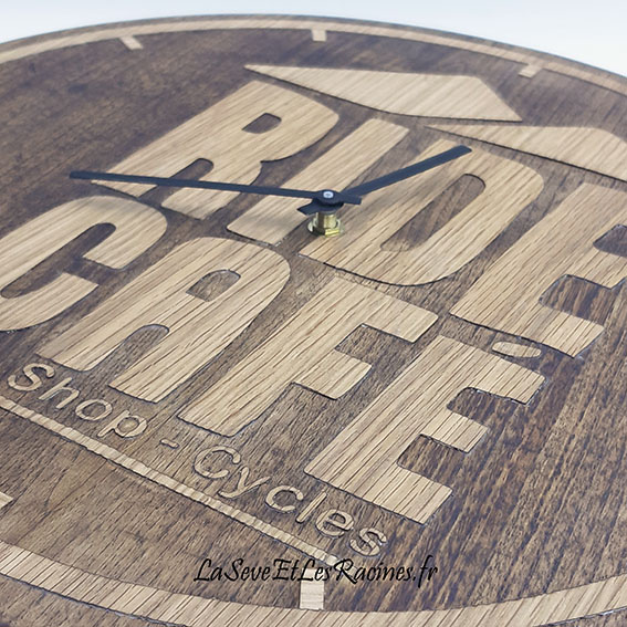 horloge en bois personnalisee d'apres logo